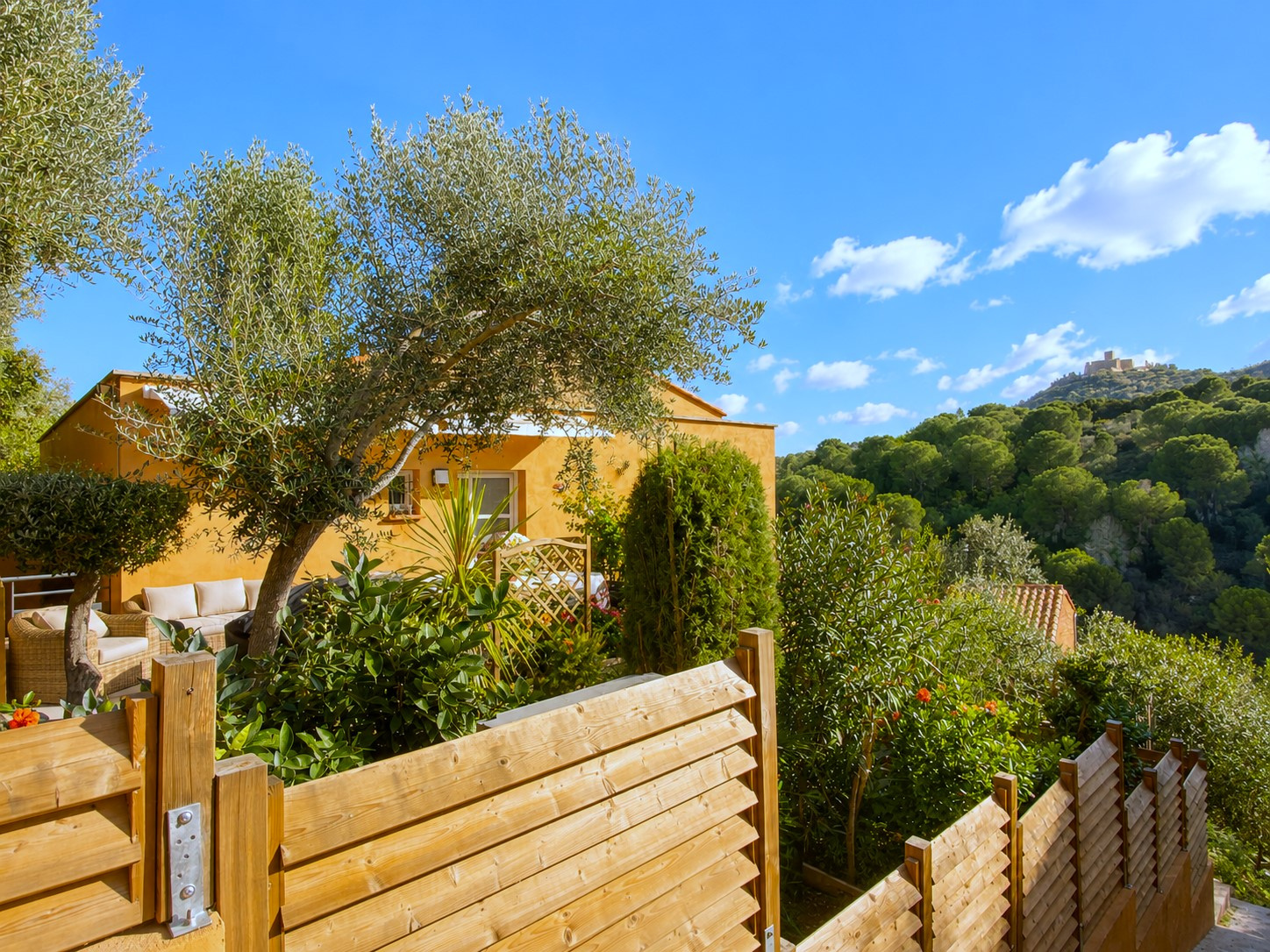 A COLLIOURE, UN MAGNIFIQUE APPARTEMENT AVEC TERRASSE, JARDIN ET PARKINGS