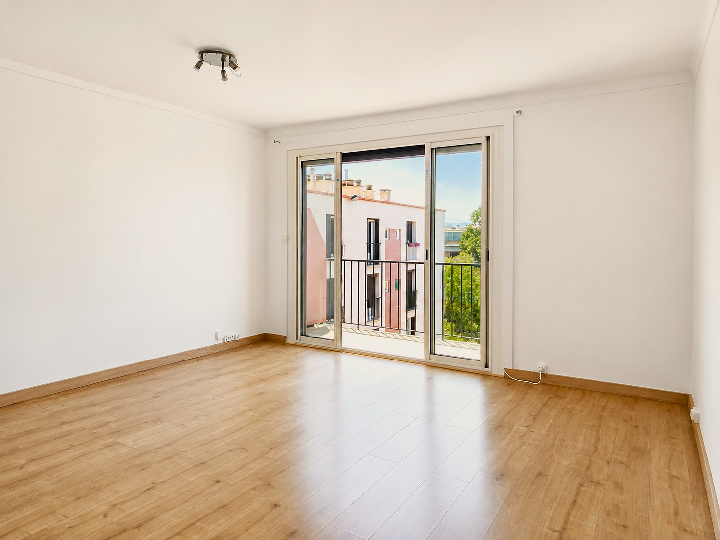 AU DERNIER ETAGE, UN APPARTEMENT T3,  AVEC PARKING, A PERPIGNAN