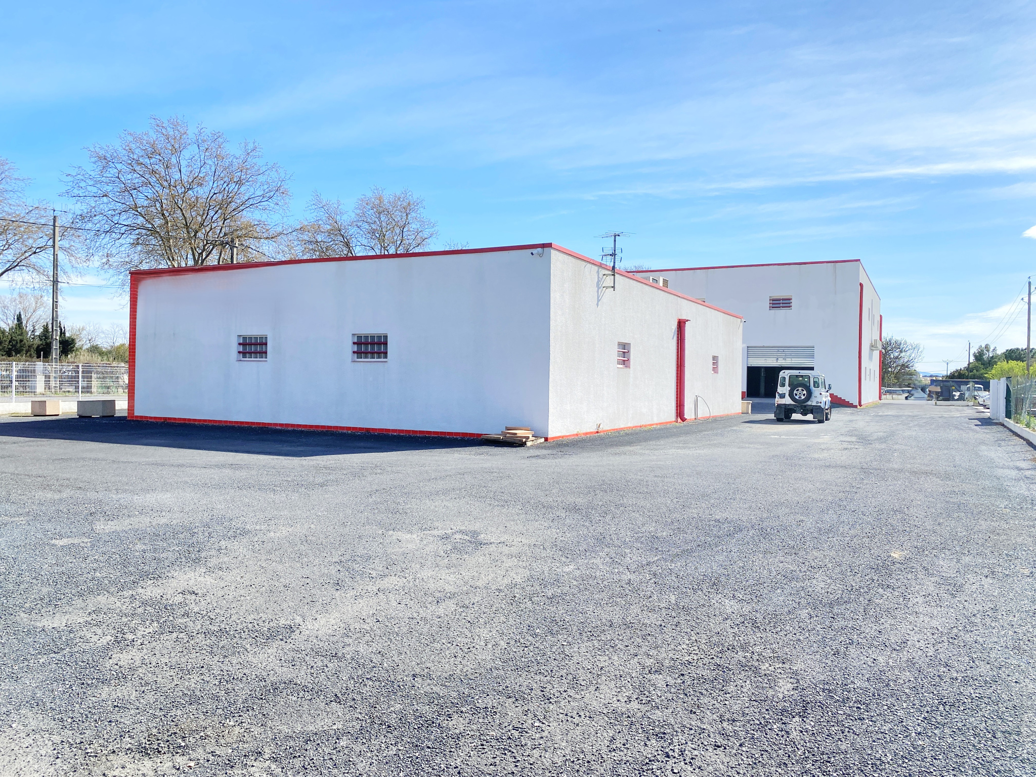 UN ENSEMBLE IMMOBILIER POUR ACTIVITE DE BUREAUX ET D'ENTREPOTS, A PERPIGNAN