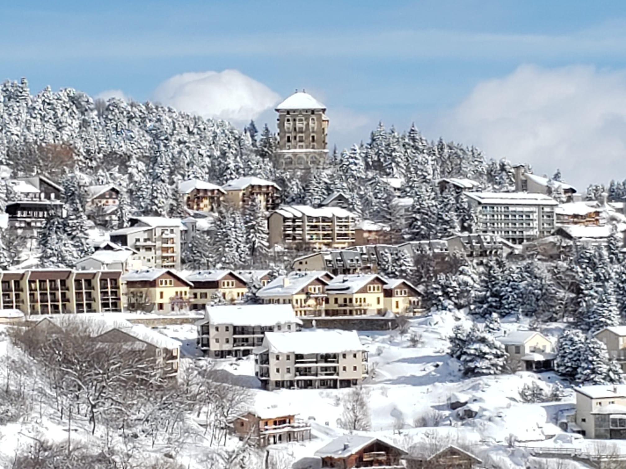 UN APPARTEMENT DE TYPE 2, AVEC LOGGIA ET PARKINGS, A FONT-ROMEU