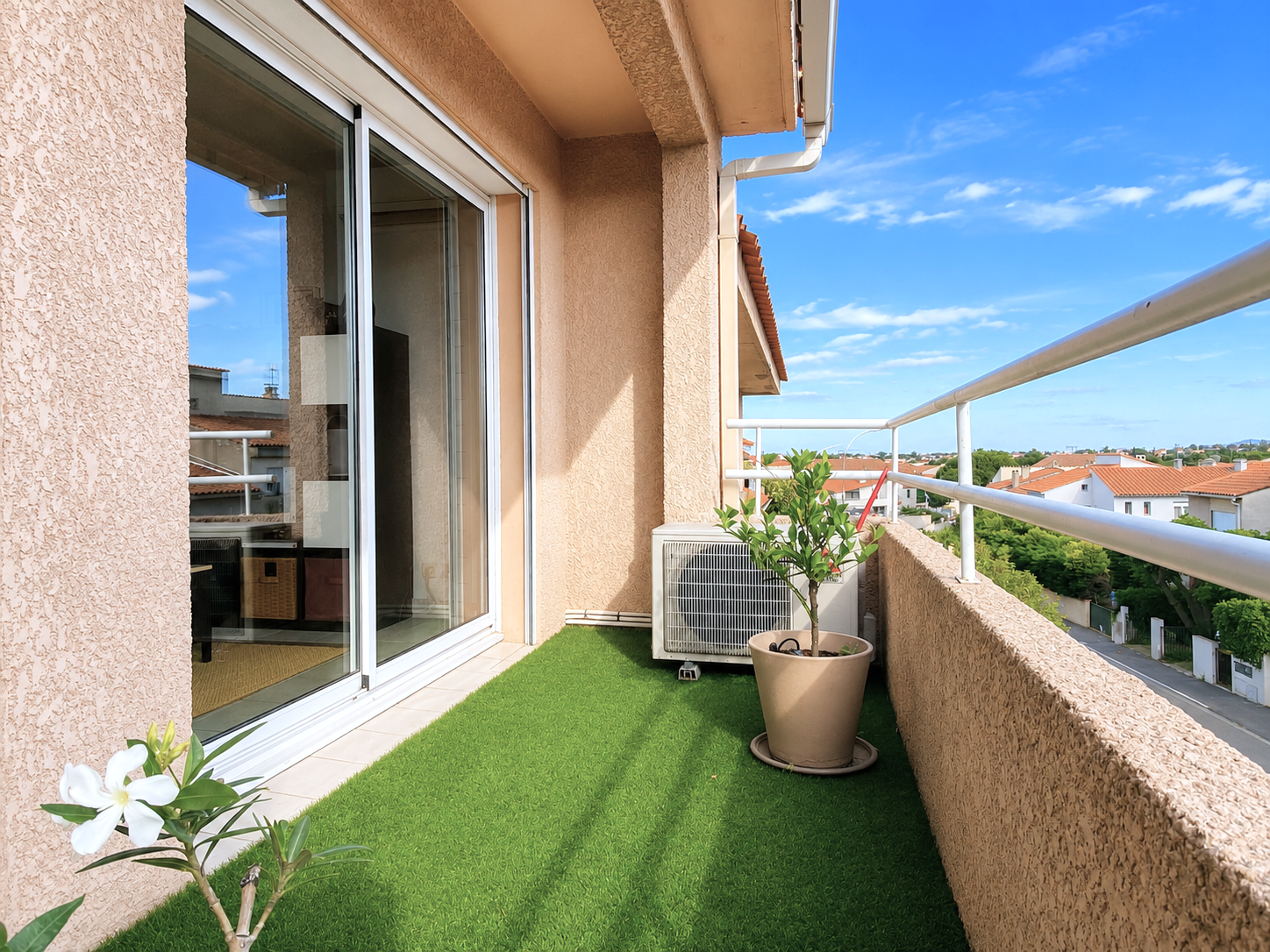 UN APPARTEMENT T3 LUMINEUX AVEC TERRASSE ET BALCON, A PERPIGNAN SUD EST