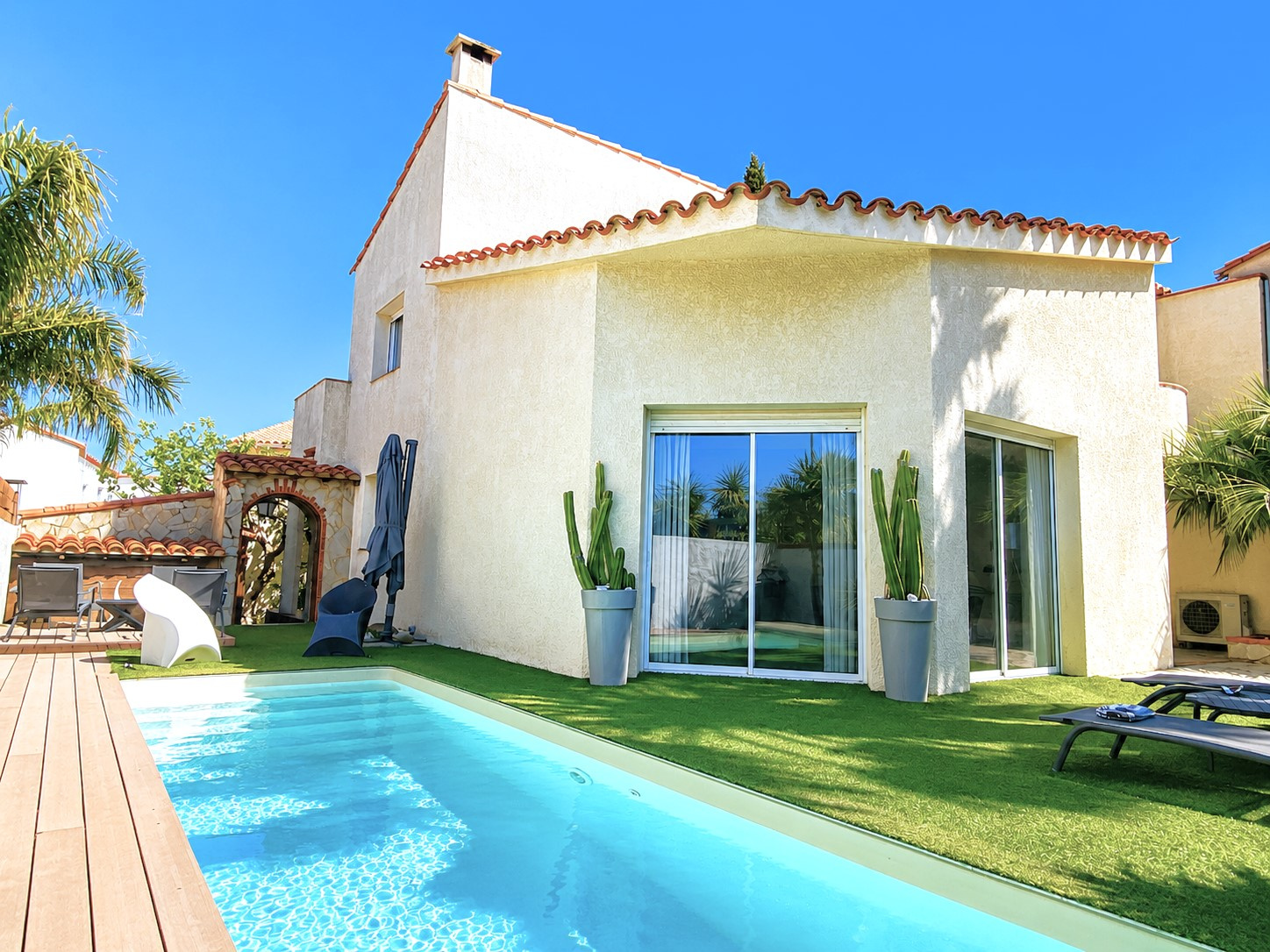 A PERPIGNAN ROUTE DES PLAGES, UNE VILLA D'ARCHITECTE, 160M2 SH, AVEC PISCINE