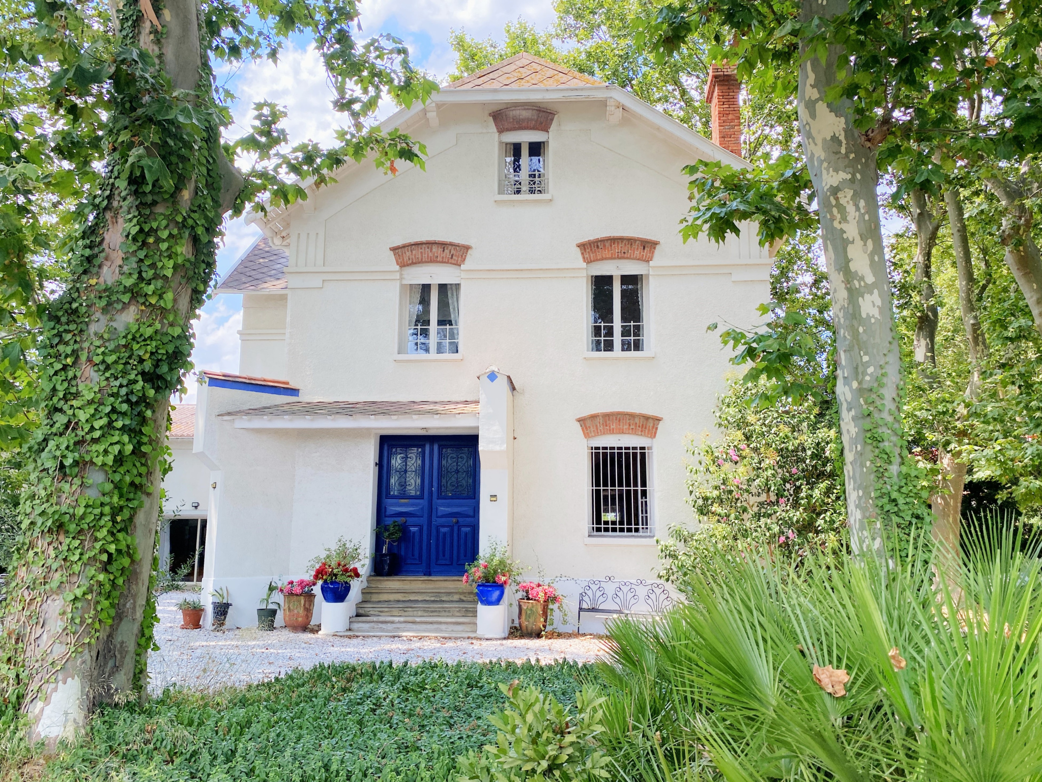 UNE MAISON DE MAITRE AVEC MAISON D'AMIS SUR 2580M2 DE PARC ARBORE, A 10 MINUTES DE PERPIGNAN